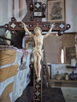 Cristo de notario con cruz de madera