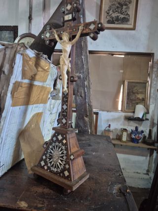 Cristo de notario con cruz de madera