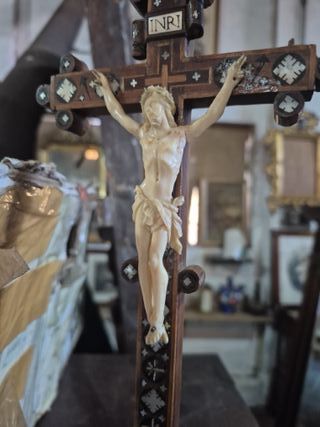 Cristo de notario con cruz de madera