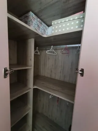 Armario y mesita de noche infantil