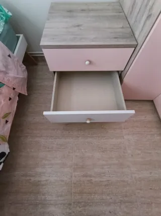 Armario y mesita de noche infantil
