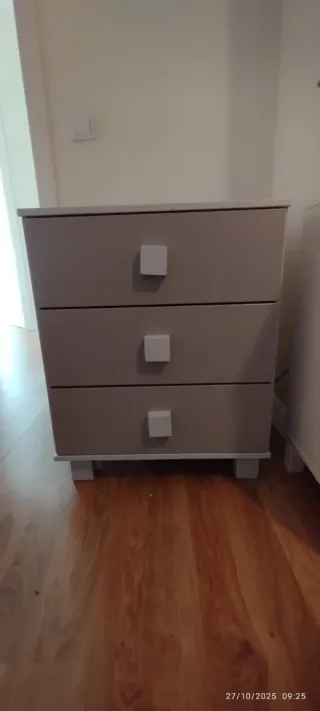 Cómoda 3 cajones gris y blanca