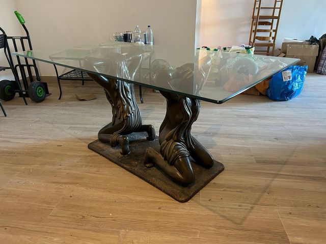 Tavolo in cristallo e rame con figure femminili