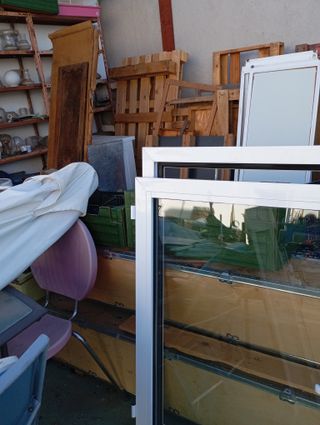 Ventana de aluminio blanca