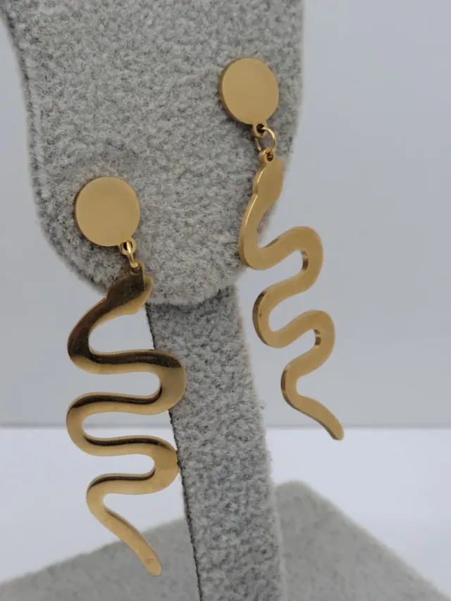 Pendientes dorados de serpiente