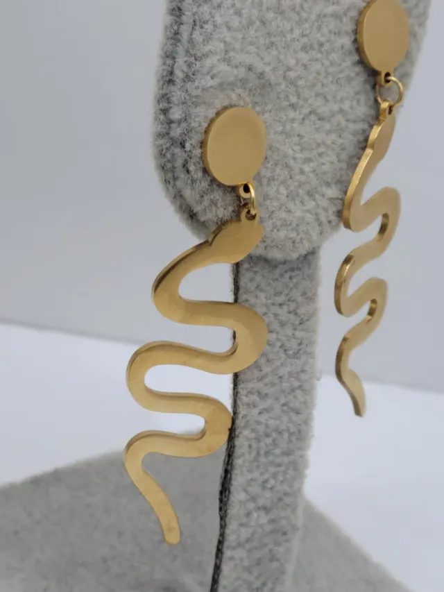 Pendientes dorados de serpiente