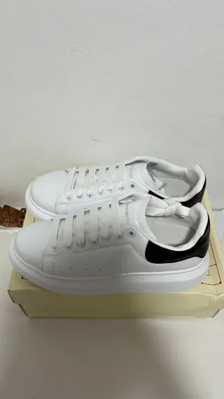 Sneakers bianche e nere Alexander McQueen