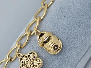 Pulsera dorada con charms