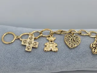 Pulsera dorada con charms