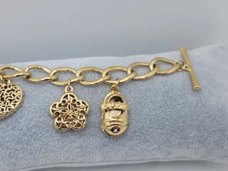 Pulsera dorada con charms