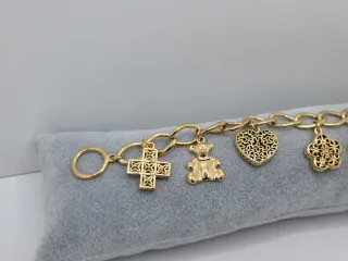 Pulsera dorada con charms