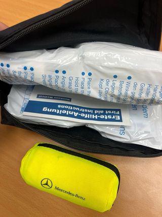 Botiquín Mercedes-Benz y chaleco reflectante