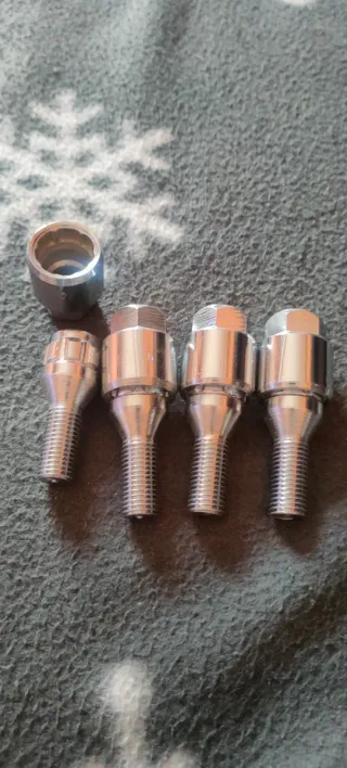 Tornillos antirrobo coche y llave