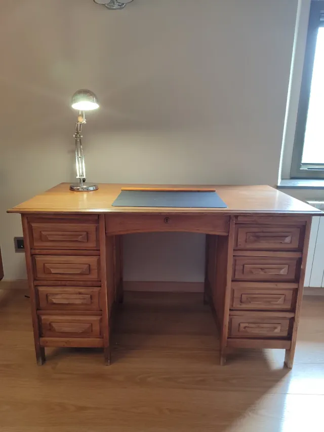 Escritorio antiguo de roble restaurado