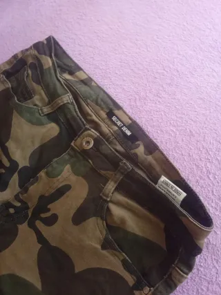 Pantalón pitillo camuflaje