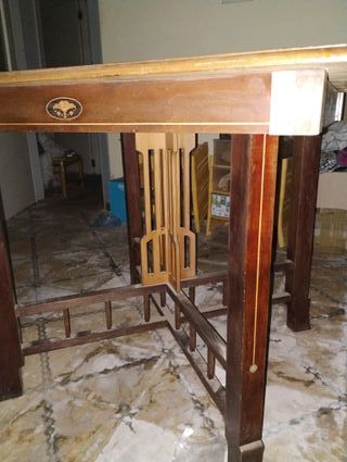 Mesa modernista de madera