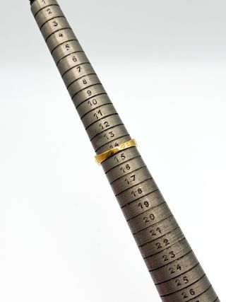 Anillo de oro 18kt con piedras