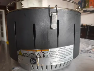 Barbecue portatile a carbonella in metallo e plastica