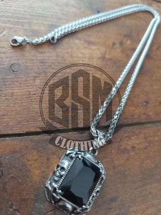 Collana con teschio e pietra nera