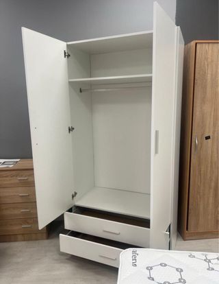 Armario blanco con cajones