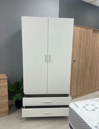 Armario blanco con cajones