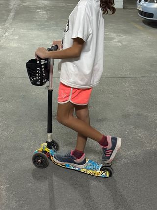 Patinete infantil con cesta y luces