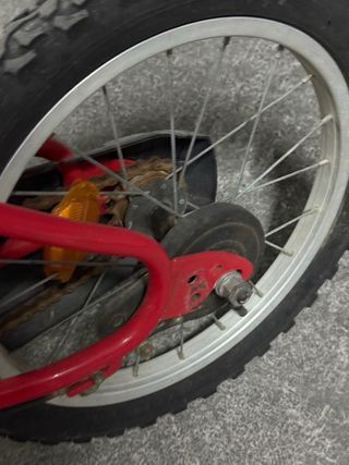 Bicicleta infantil roja