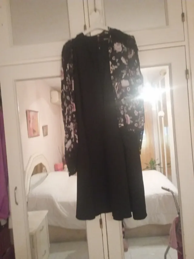Vestido negro gasa manga corta floral