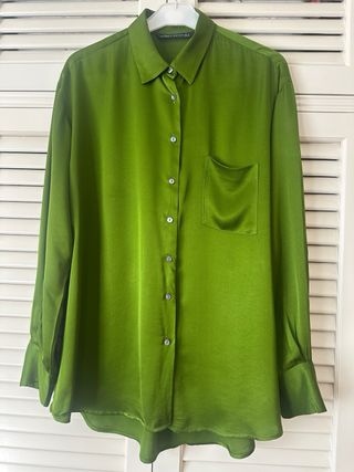 Camisa larga satinada Zara verde