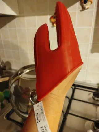 Guanto da cucina IKEA in silicone rosso