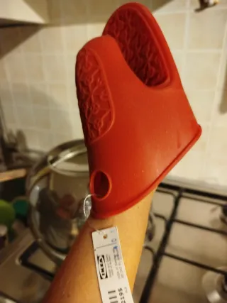 Guanto da cucina IKEA in silicone rosso