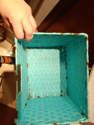 Estantería de mimbre con cestas