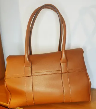 Bolso piel marrón con charm