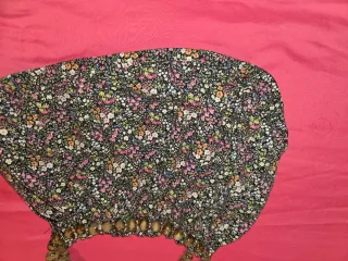 Bolso estampado floral con abalorios