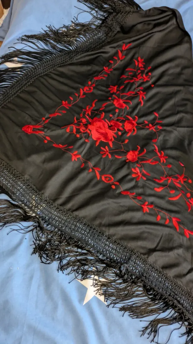 Mantón de Manila bordado negro y rojo