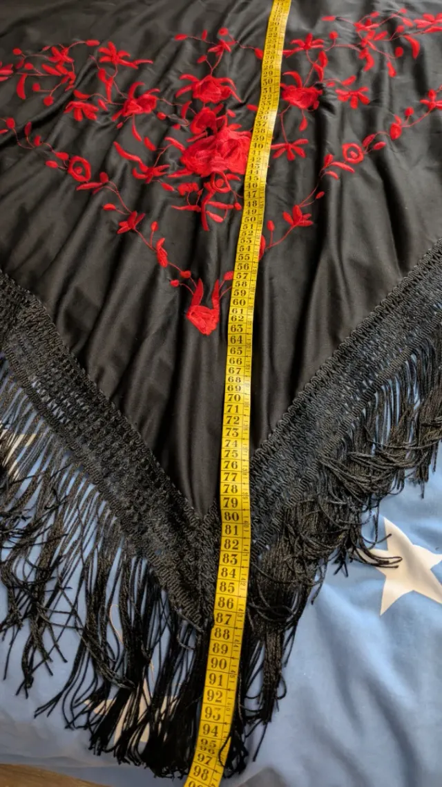 Mantón de Manila bordado negro y rojo