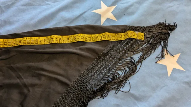 Mantón de Manila bordado negro y rojo