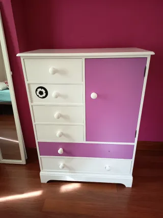 Cómoda moderna blanca y morada