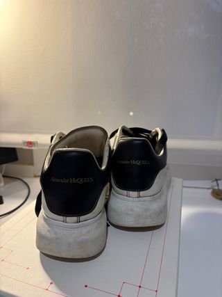 Sneakers bianche e nere Alexander McQueen