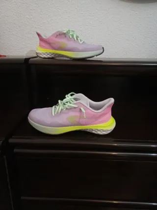 Zapatillas deportivas rosas y amarillas