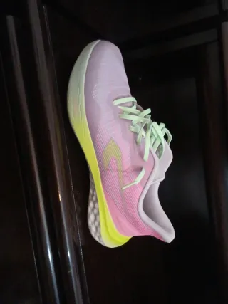 Zapatillas deportivas rosas y amarillas