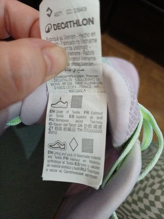 Zapatillas deportivas rosas y amarillas