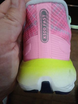 Zapatillas deportivas rosas y amarillas