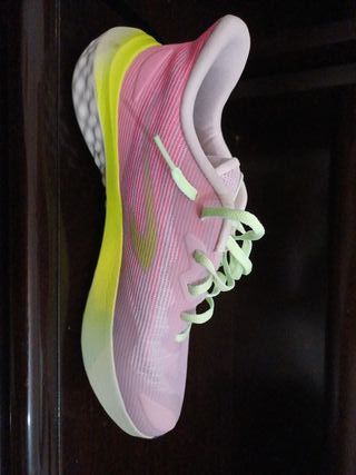 Zapatillas deportivas rosas y amarillas