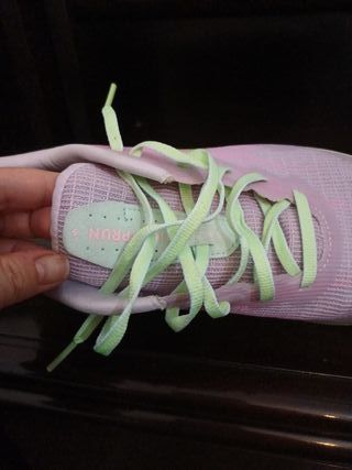 Zapatillas deportivas rosas y amarillas