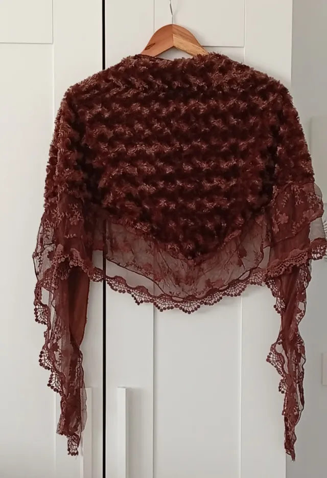 Toquilla marrón de pelo y encaje