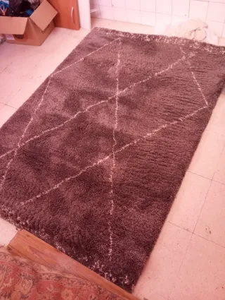 Alfombra gris con diseño geométrico