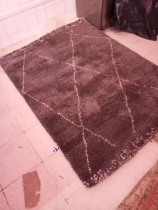 Alfombra gris con diseño geométrico