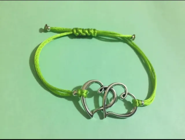 Pulseras y collares hechos a mano, personalizadas.