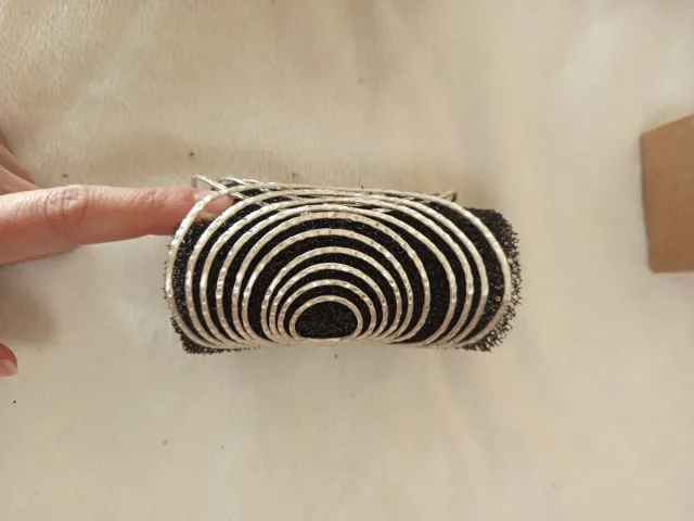 Brazalete plateado con diseño curvo